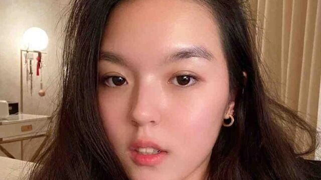 李咏女儿真时髦，穿吊带衫+浅色阔腿牛仔裤，洋溢着青春的气息