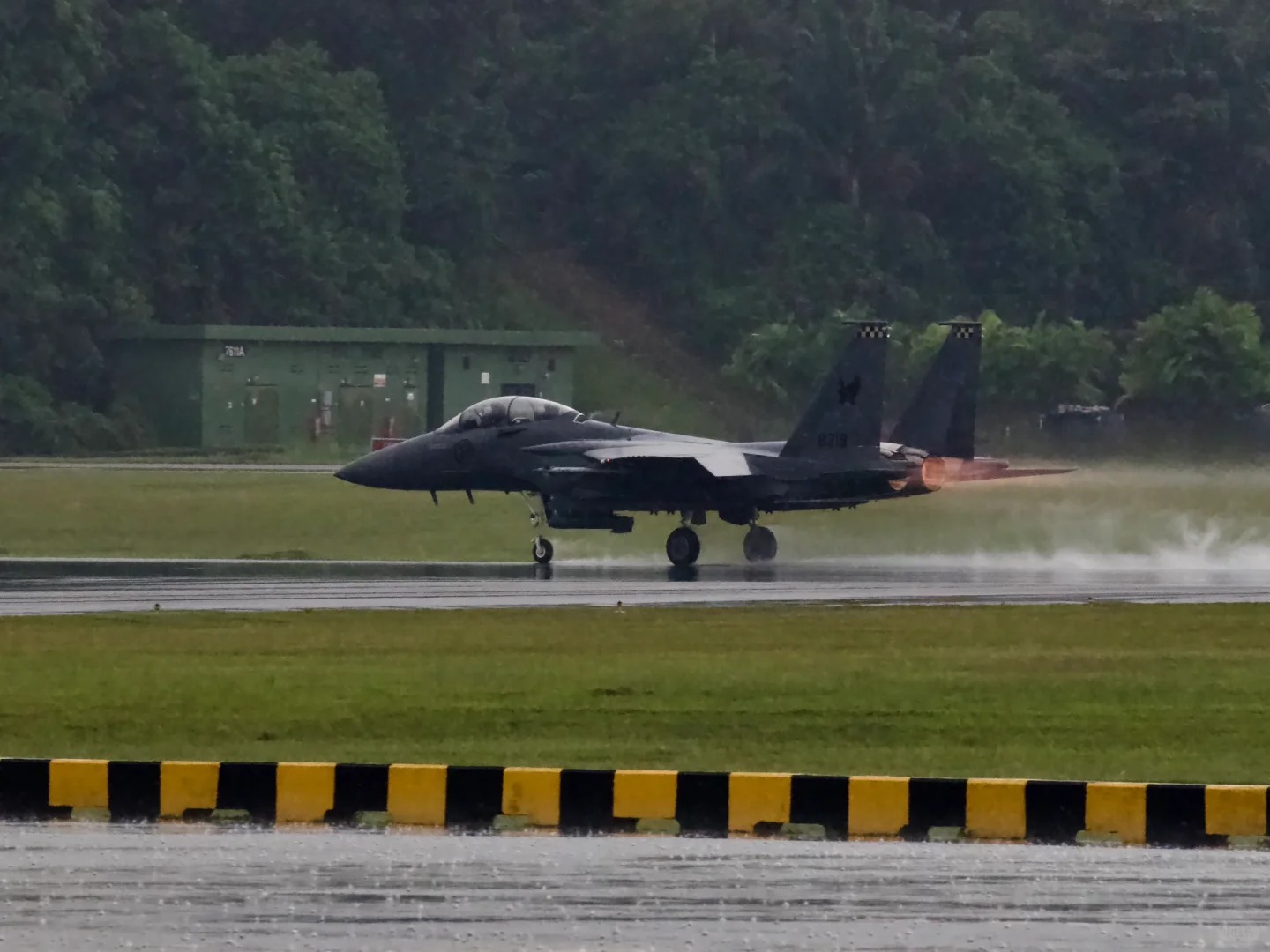 新加坡共和国空军·F-15SG
在朦胧雨中，伴着隆隆的呼啸声，两架战鹰腾空而起