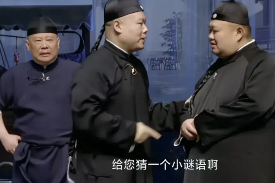 岳云鹏就应该被德云社开除，他是怎么火起来的呢，就是在舞台上无限拉低尺度的下线，这