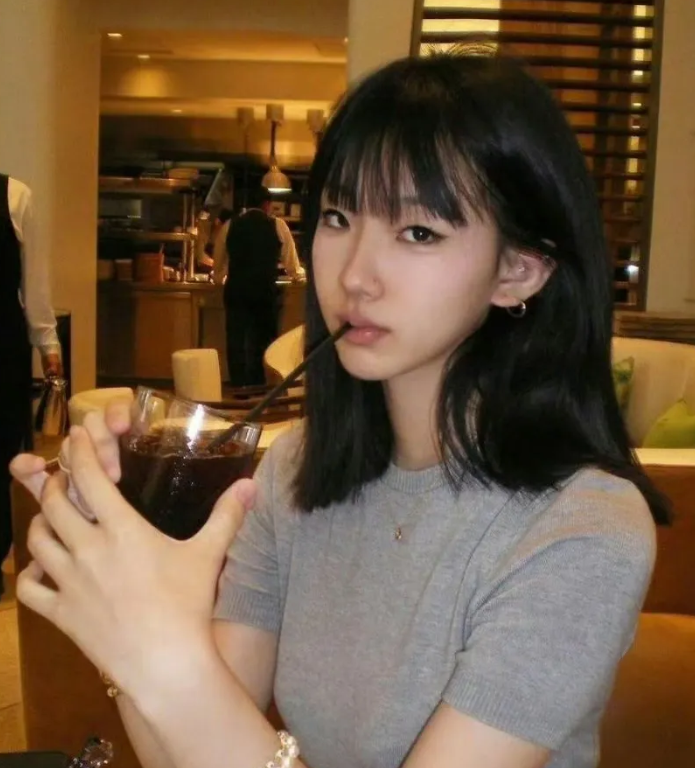 小s大女儿长得还挺好看，就是这眼神太成熟了