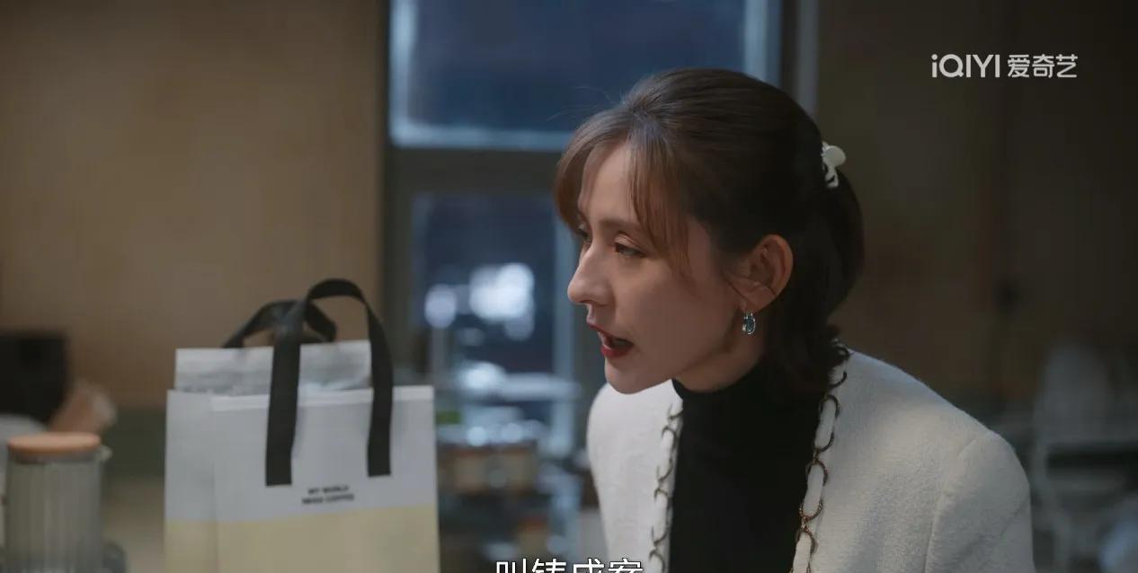罗英子告诉许卓，她在良诚所有内应，这个信息许卓一定不会错过，他这个时候可能已经在