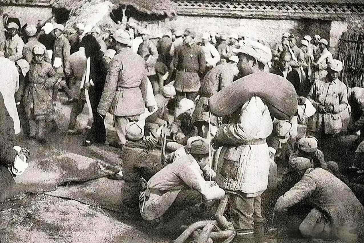 在战争硝烟弥漫的年代，人性与伪装的较量无处不在。1942年，日军铁蹄踏遍这片土地
