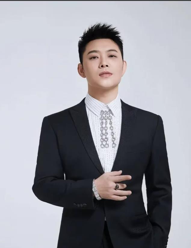 这才是，最离谱的道歉声明。

知名男星宝石老舅，被爆醉酒闹事，被刑事拘留，对此，