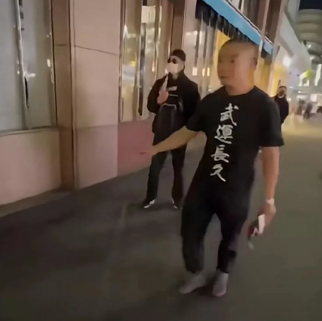 气愤！去日本旅游的中国游客受到日本军国主义分子的骚扰！春节期间，有一对中国情侣去