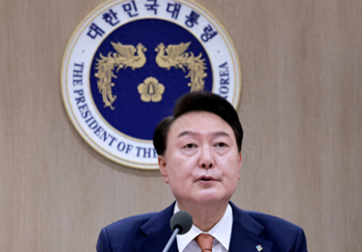尹锡悦自己都救不了，还要救美国，拜登除了表扬马科斯，也应该为尹锡悦说句好话！
 