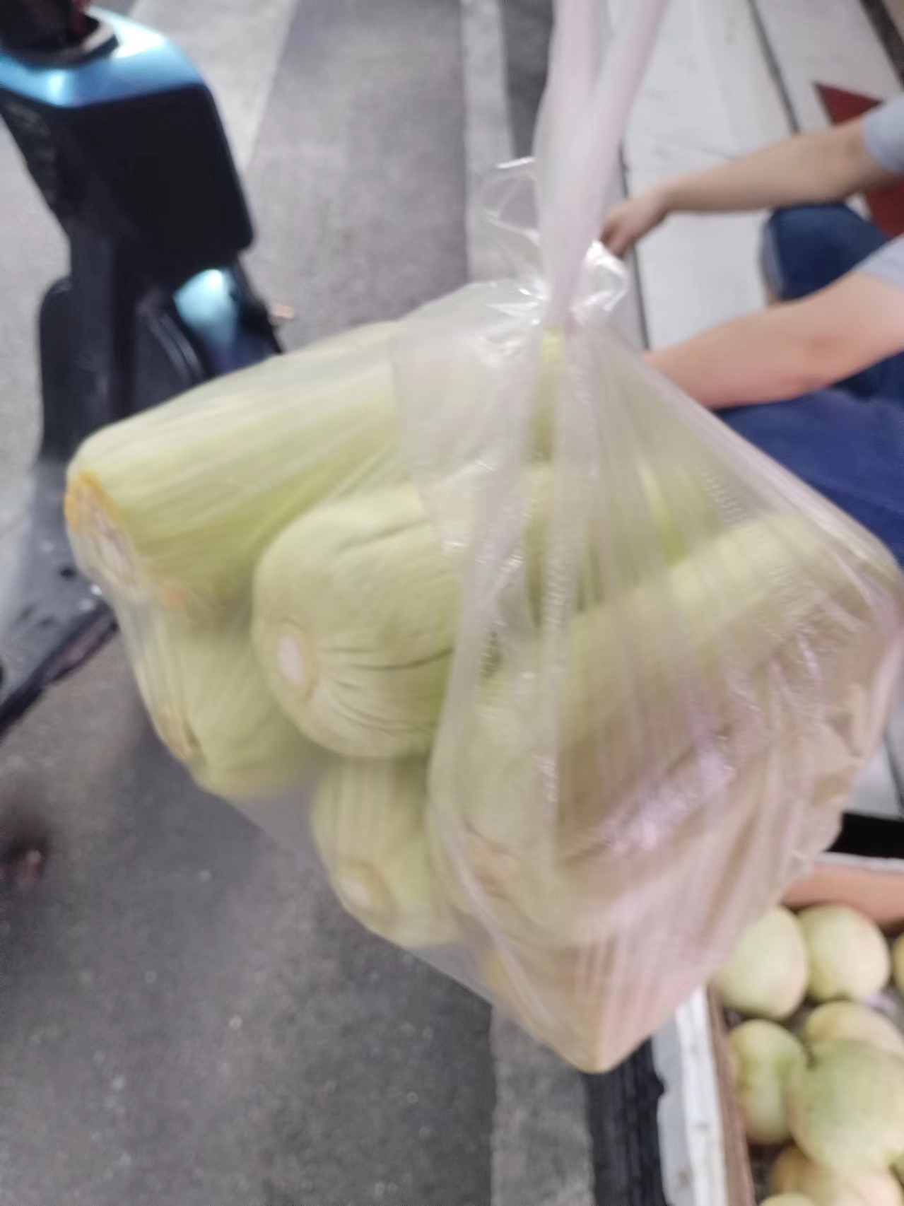 去菜市买了7个玉米，才7块多，路边三轮车10块钱6-7个，旁边几个说，都在固定摊