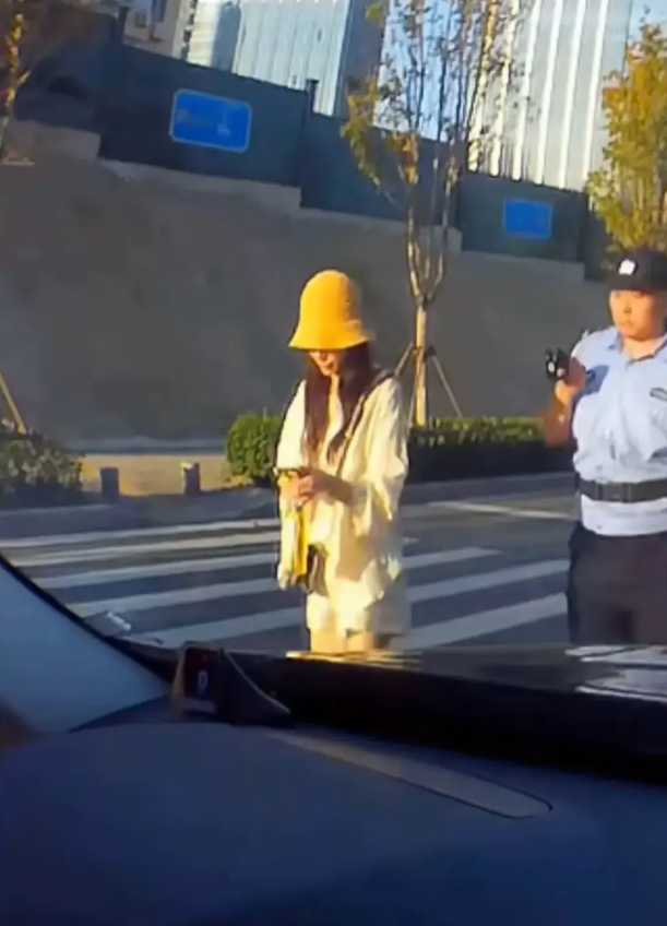 路虎女被传讯现场，警方的做法有不妥吗？个人认为，三个方面需要改正，有一说一。
1