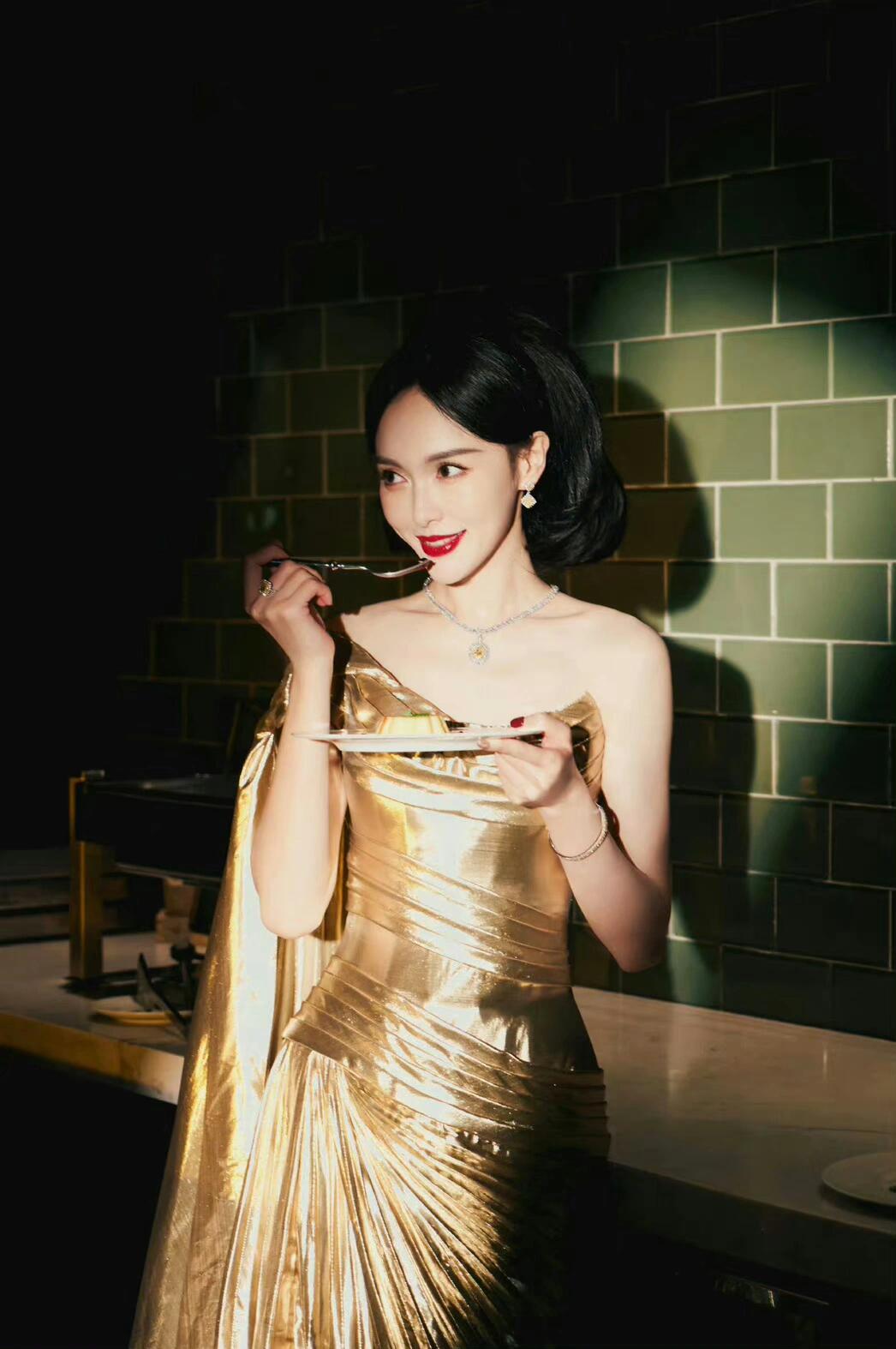 我宣布目前是唐嫣赢了