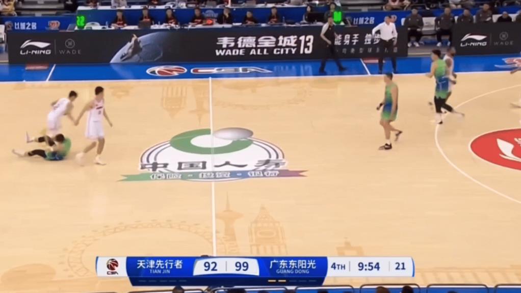 有图有真相，这球妥妥的假摔，要么判阻挡犯规，要么吹假摔违例，张庆鹏们有什么好质疑