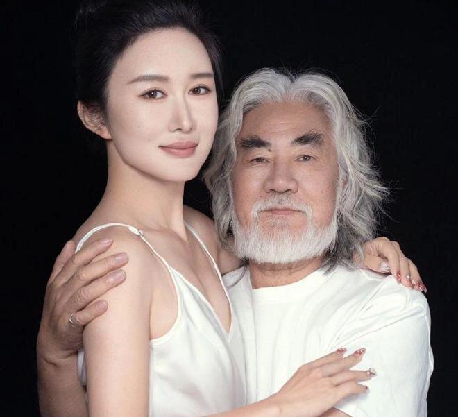 张纪中晒与妻子合影