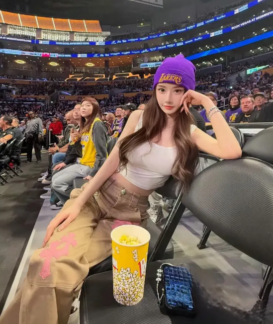 真是男人四十一枝花啊。

虽然说四十岁的老詹已经成了球场老汉了，但在普通人眼里，