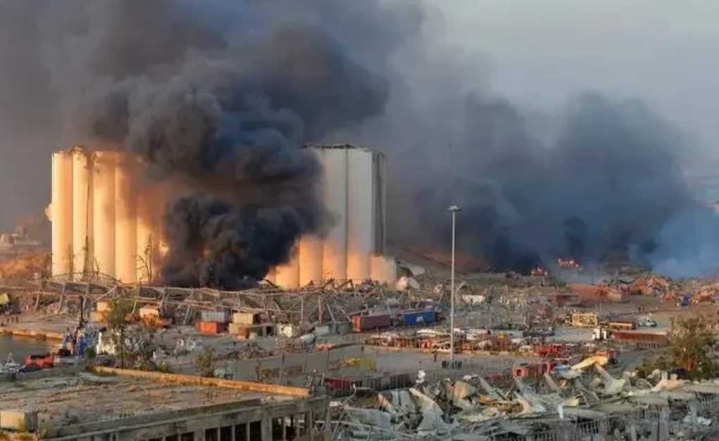 突发！邪恶的以色列毫无预警的对黎巴嫩进行大规模地毯式轰炸！爆炸威力如同“核武器”