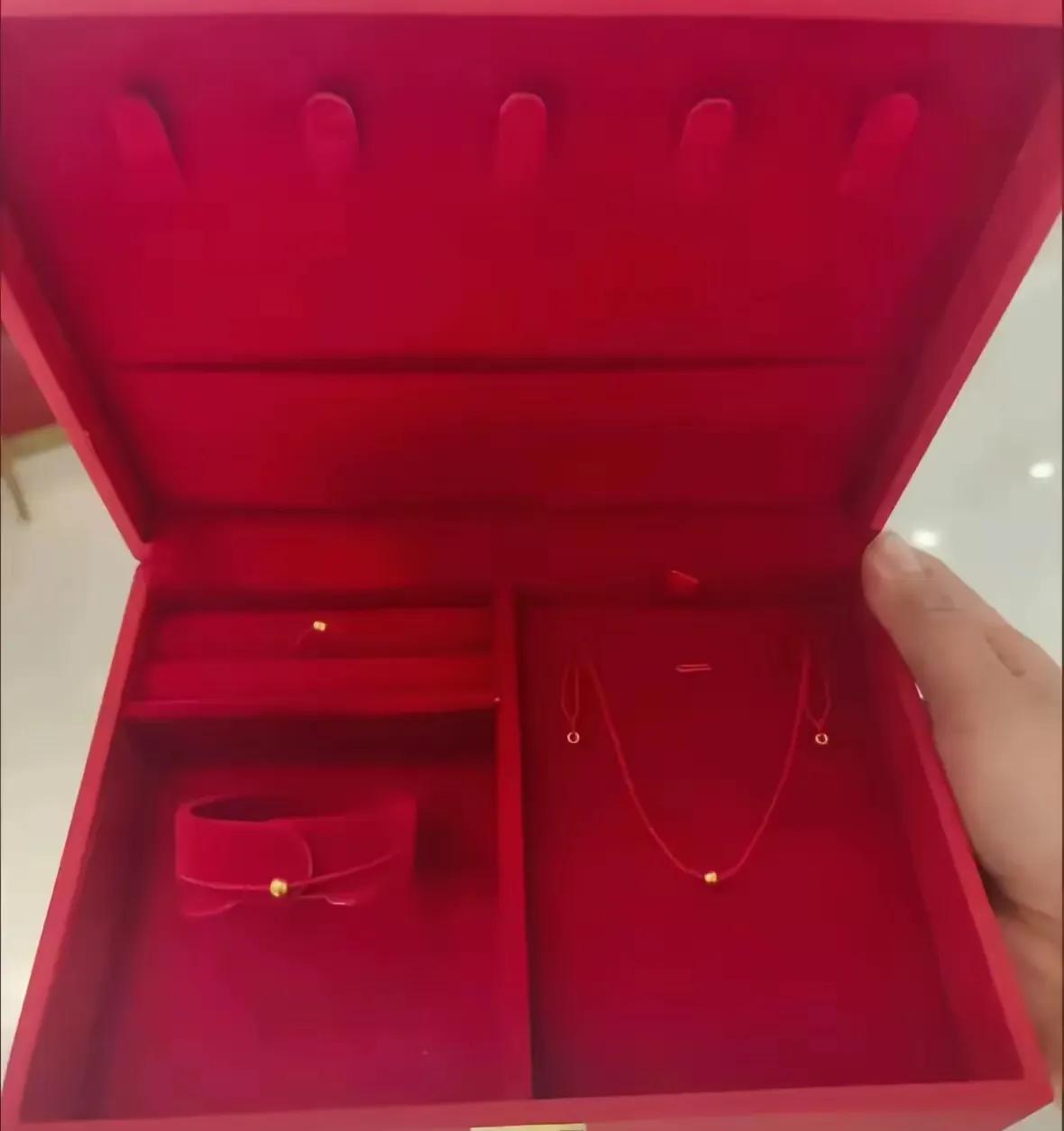 这年头，订个婚都这么刺激了吗？！朋友女儿订婚，亮出金饰那刻，我眼睛都直了！


