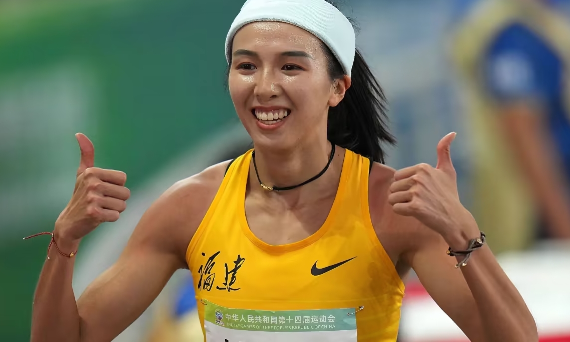 林雨薇的成功并非偶然，她经历了许多艰辛与挑战。2021年，她跑出12秒85的个人