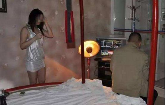 重庆，一小伙给了女子50元，两人来到一处出租屋发生了关系，结果小伙在亲吻对方时却
