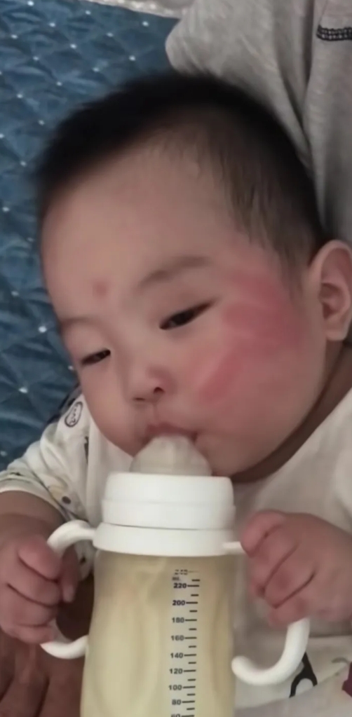 真狠，奶奶一巴掌打得孙子脸上几道手印，妈妈心疼的哭了，妈妈问婆婆，你为啥打孩子，