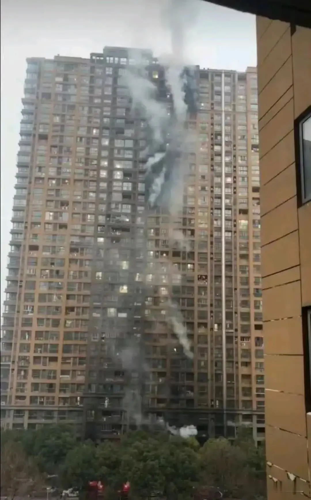 今日凌晨4点多南京市雨花台某小区发生惨烈火灾，大火从1楼直接烧到楼顶。火势蔓延很