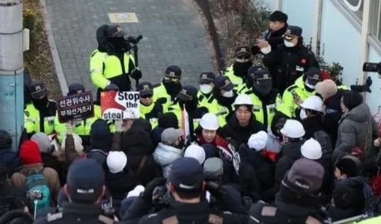 为执行逮捕令，韩国公调处提前向青瓦台的韩国代总统崔相牧寻求帮助，要求特勤局要配合