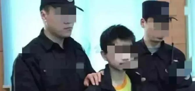 广西贵港，14岁男孩没零花钱了，于是叫了个跑腿，趁着跑腿不注意将其刺死。随后抢走