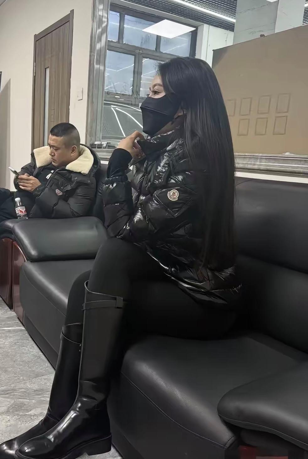 下午去保养车遇到的美女，戴着黑色的口罩，黑色的羽绒服，黑色的紧身裤，黑色的皮靴，