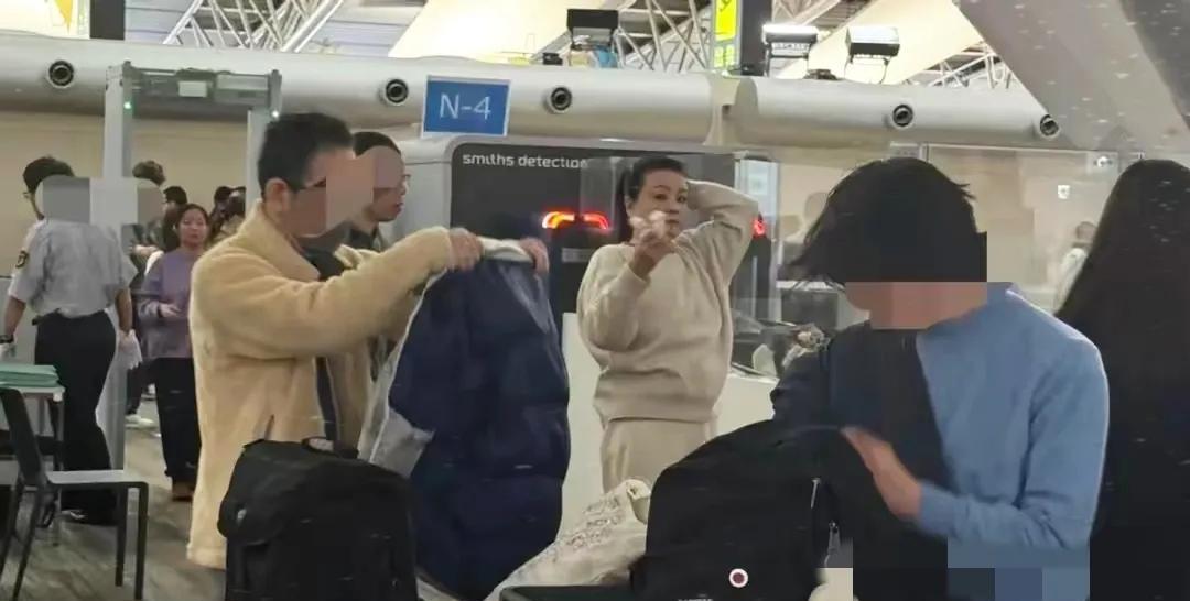 张兰这富贵逼人的松弛感真是没谁了。
一堆大包小包的行李，
一群男性工作人员埋头帮