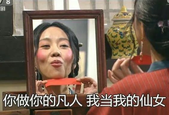 此时一个小女孩轻轻的碎了