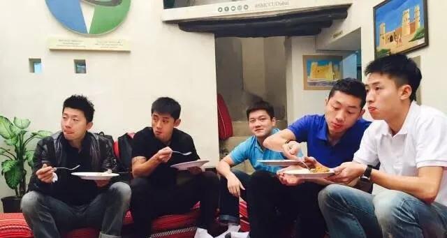 国乒五个主力，也是5个超级大帅哥，在国外打比赛，一起吃饭，人人都是主角：马龙和张