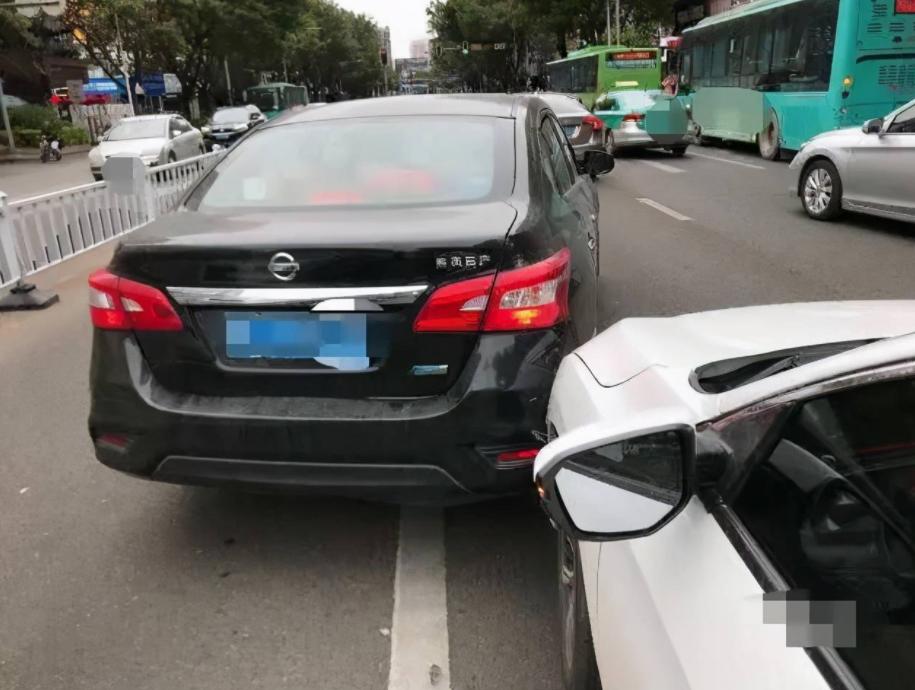前车加塞，后车故意往上撞，出了事故谁负责？冲动是魔鬼？