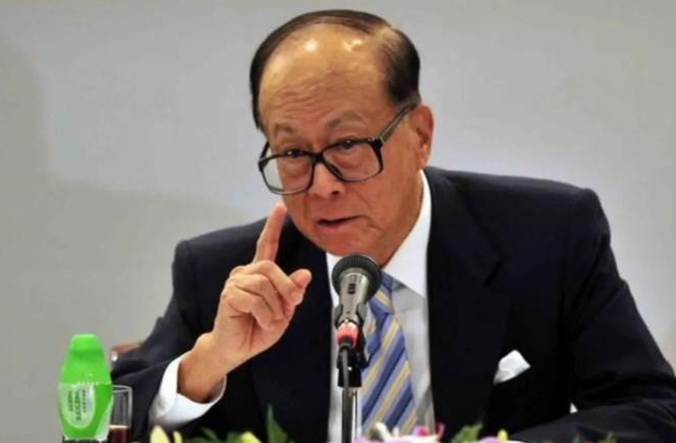 川普就职典礼仅提一次中国，李嘉诚这下彻底慌了：担心美军强行动手！

1月21日凌