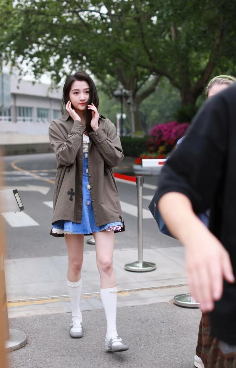 难怪鹿晗那么喜欢她，请问，哪个男人能抗得住这绝世美色
她本人超级漂亮，典型的瓜子