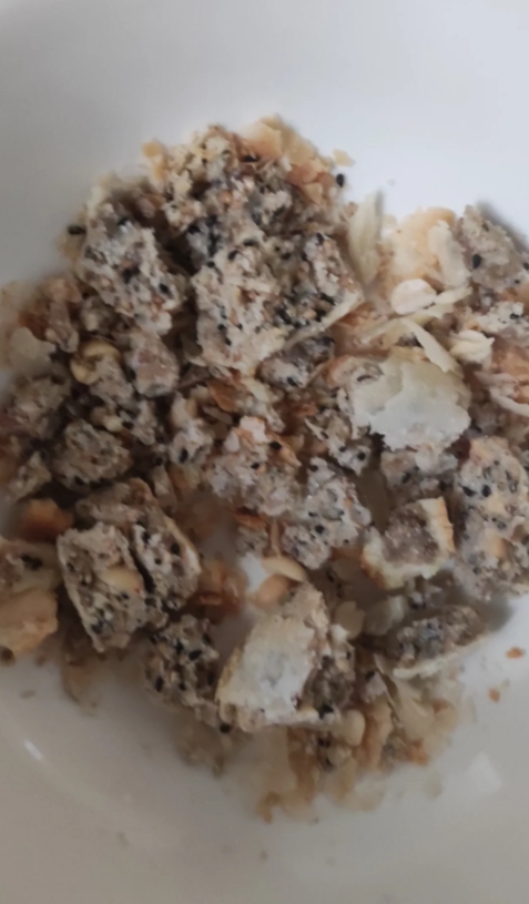 中秋好奇买的月饼这两天到期了，属实不太好吃，今天尝试了一下扣出馅回炉再造。酥皮太