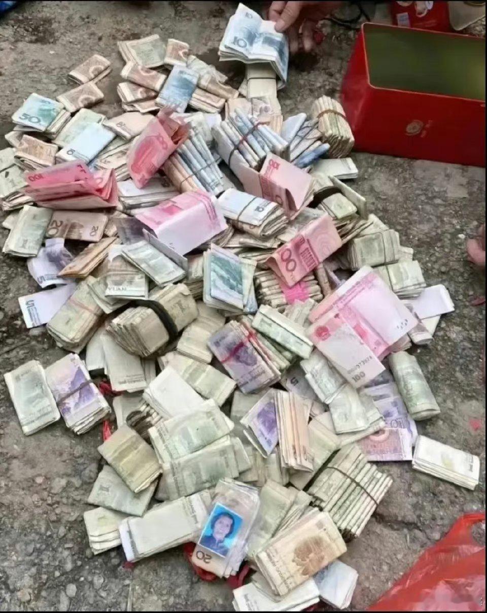 “心酸落泪！”福建福州，一位93岁五保户老奶奶去世后，邻居在她的家里发现一大叠的