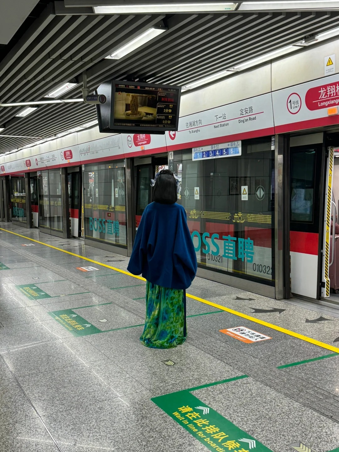 转身的一霎那…我小脑已胡思乱想…了
#回家路上的风景
 #杭州 #杭州地铁
地铁