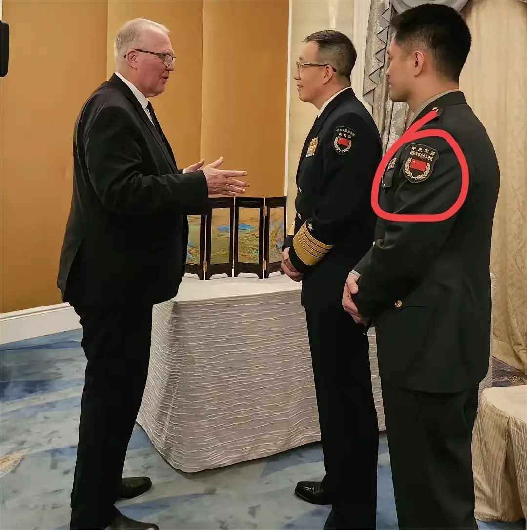 这位军人臂章上这是什么单位？怎么跟领导的臂章不一样呢。
