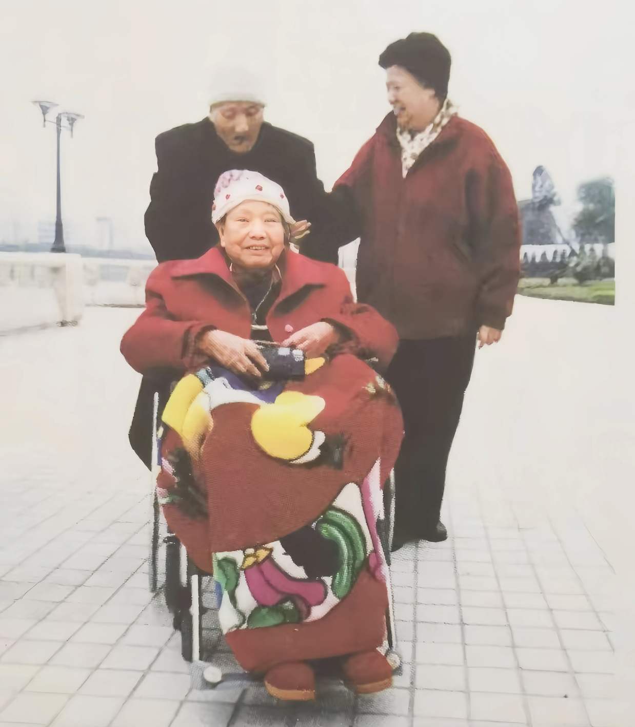 一张毛岸青推着岳母张文秋外出散步的珍贵照片，张妈妈一起和毛岸青邵华生活了几十年，