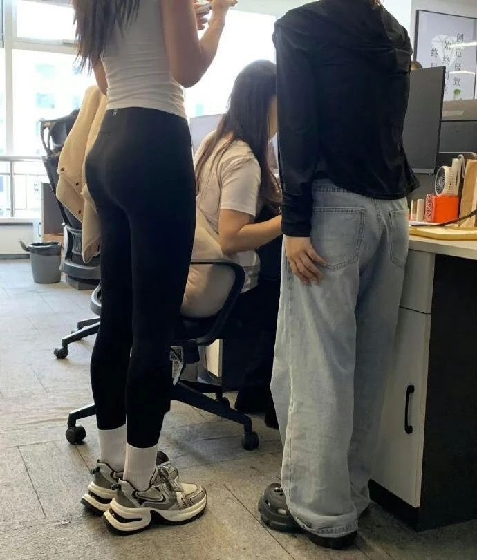 同事老陈去世了，他生前借给女同事3万，老陈的妻子过来要钱的时候，这位女同事不承认