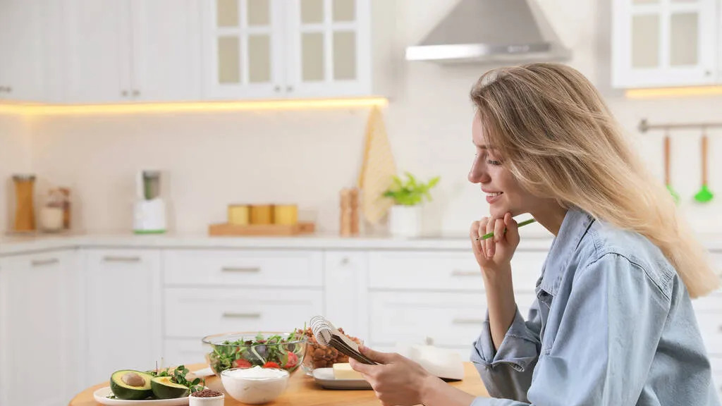 不吃早餐VS不吃晚餐，到底哪个更伤身？权威研究：早餐、晚餐晚于这个点