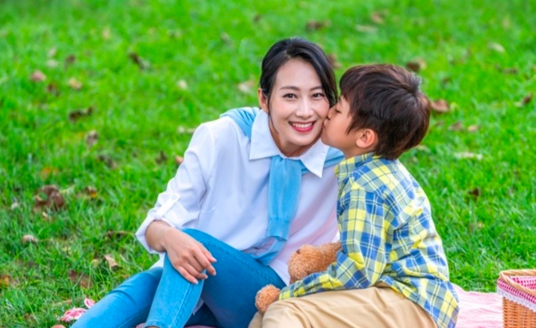 我堂妹年轻时不懂事，未婚先孕生了个儿子，结果前男友不要她了，她只好抱着儿子回了娘