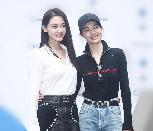 有一种尴尬叫做钟楚曦和苗苗同台
31岁的钟楚曦和35岁的苗苗合影，钟楚曦都老气横