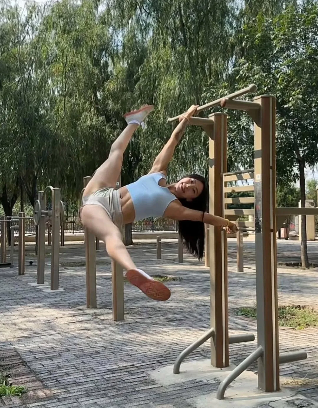 这拉伸运动，酸爽！你要不要试一下！