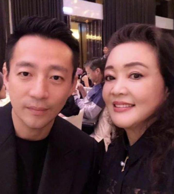 据说大S去世前，妈妈和妹妹在跳舞，丈夫具俊晔在酒吧，让人意想不到的是，大S去世后