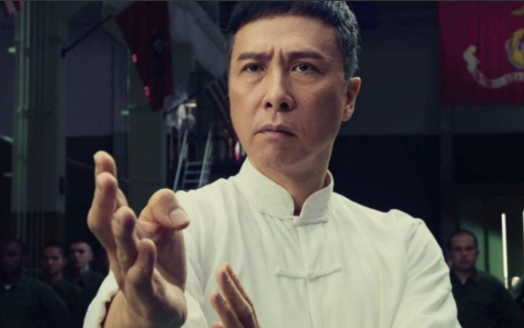 黄百鸣听到甄子丹只要 300 万的片酬时，心中不禁涌起一阵感慨。他看着甄子丹，认