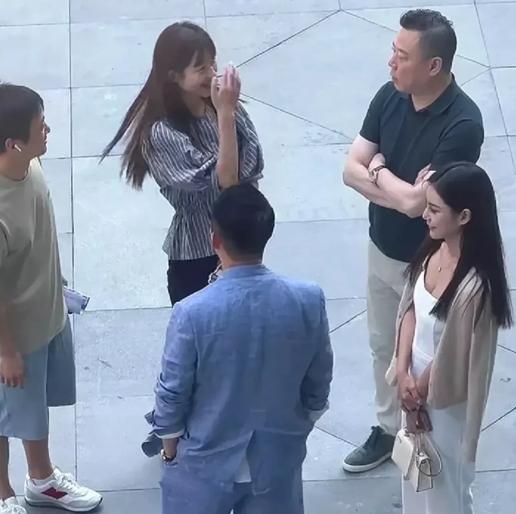 马小梅比大S漂亮多了。大S只是出道早，有明星光环而已，其他不论从颜值、气质、涵养