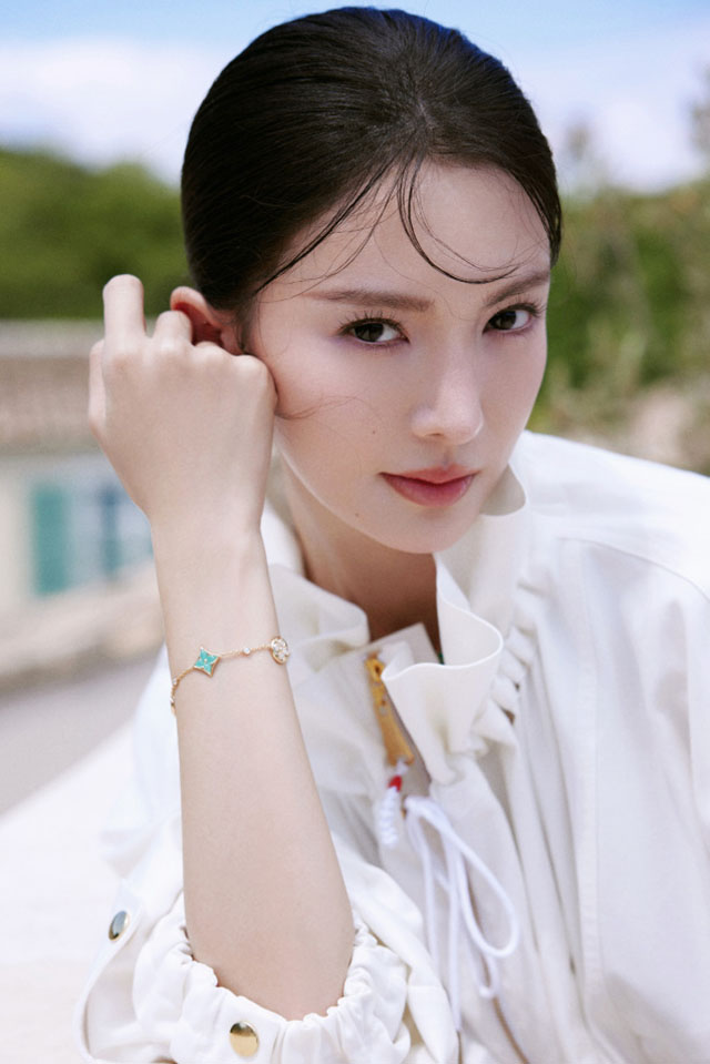 #金晨下衣失踪#她算是让人最难评价的一位女星。论身材，跳舞出身的她，圈内罕有敌手
