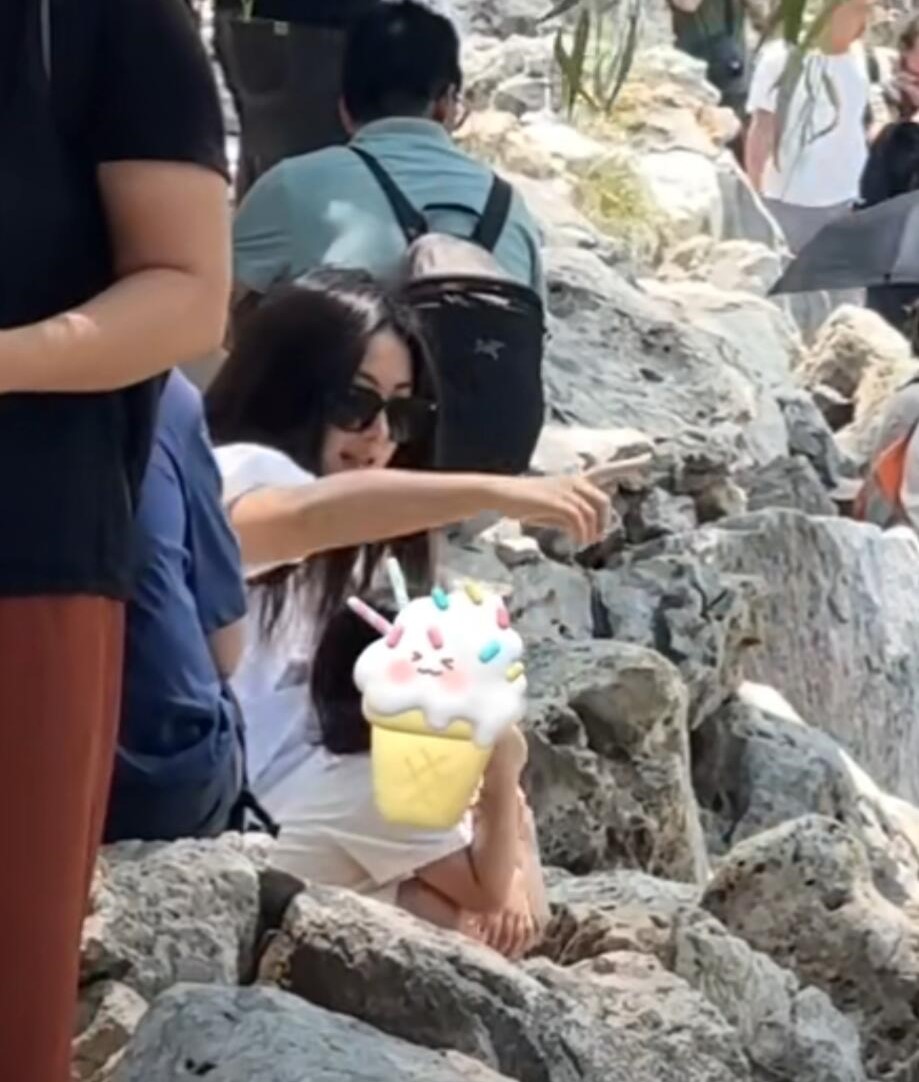 朱珠携家人游北海公园，幸福秘诀何在