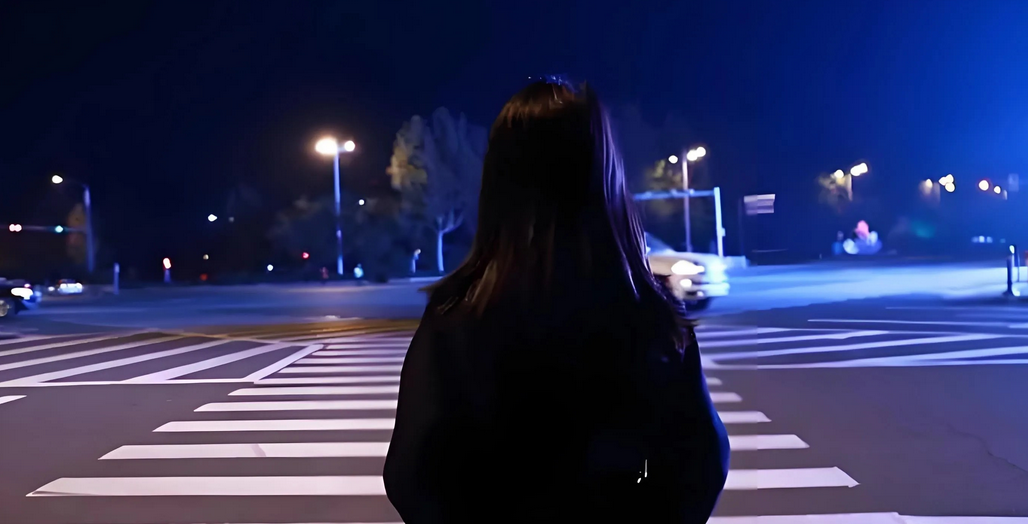 最近福建一位00后女生每天打4份工的消息在网上传播引起热议。
这位女孩为了挣钱，