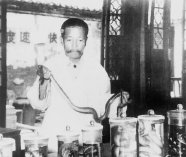 1945年，一个日本军医看中了季德胜的蛇药，他用枪抵着季德胜，呵斥道：“交不交？
