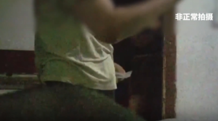 住宿可以和漂亮妹妹玩！一男子去贵州出差，刚下火车就有大姐招待他住旅馆，还称“有漂