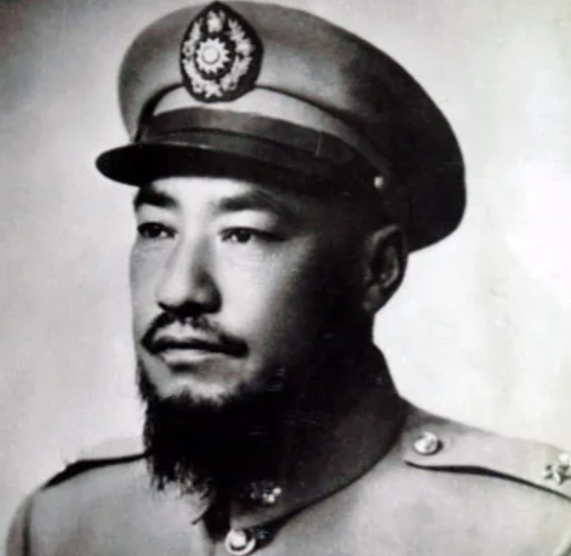 1949年，国民党政权岌岌可危，马步芳乘飞机带200余名家人逃往沙特，临行前他夸