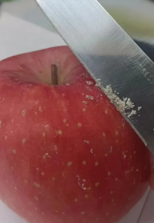 果皮上刮下来的，是不是打上的腊啊，不敢吃了，前段时间听一个果农说，来收苹果的商家